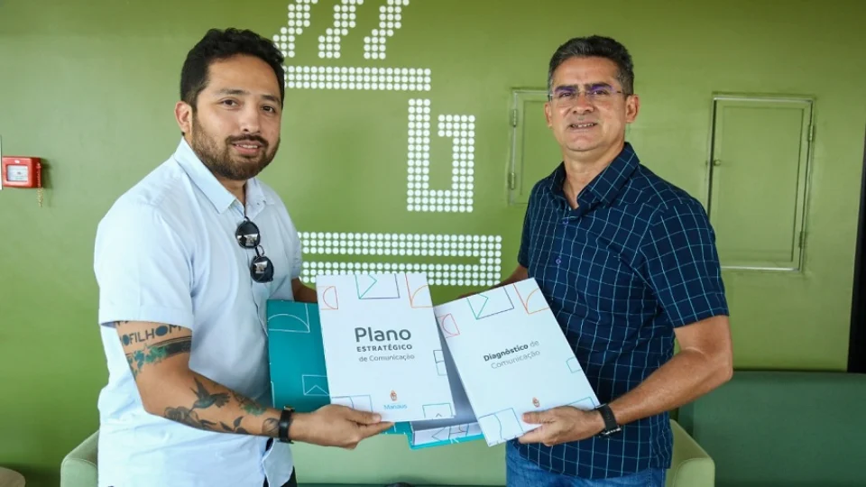 Primeiro Plano Estratégico de Comunicação da história da Prefeitura de Manaus é entregue ao prefeito David Almeida