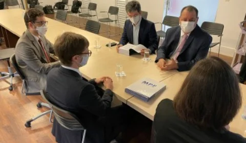 Senadores Omar Aziz e Randolfe Rodrigues entregam relatório final da CPI da Pandemia no MPF