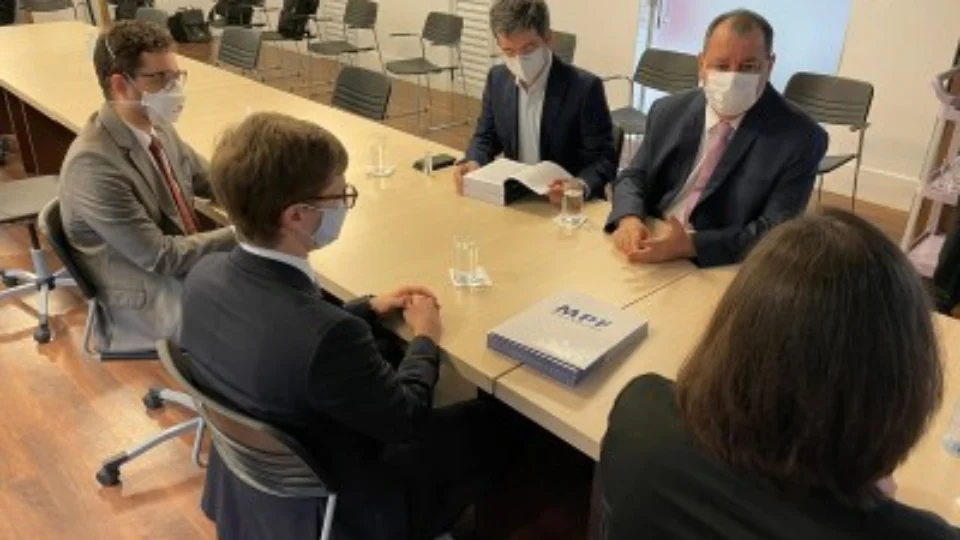 Senadores Omar Aziz e Randolfe Rodrigues entregam relatório final da CPI da Pandemia no MPF