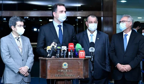 Senadores da CPI da Pandemia entregam sugestões de projetos a Pacheco