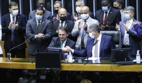 Câmara condecora 32 personalidades com o Mérito Legislativo, entre elas Bolsonaro e papa Francisco
