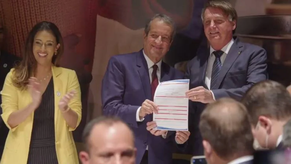 Presidente Bolsonaro assina filiação ao PL