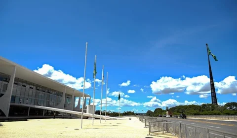 Governo Federal reestima gastos com Auxílio Brasil para R$ 90,5 bilhões e prevê benefício de R$ 415