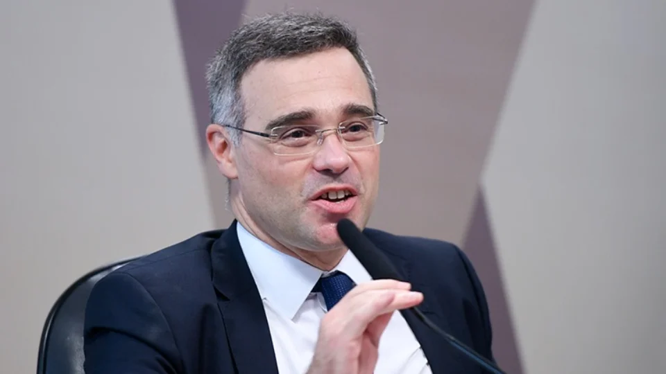 André Mendonça pede informações Bolsonaro e ao Legislativo sobre Fundo Eleitoral