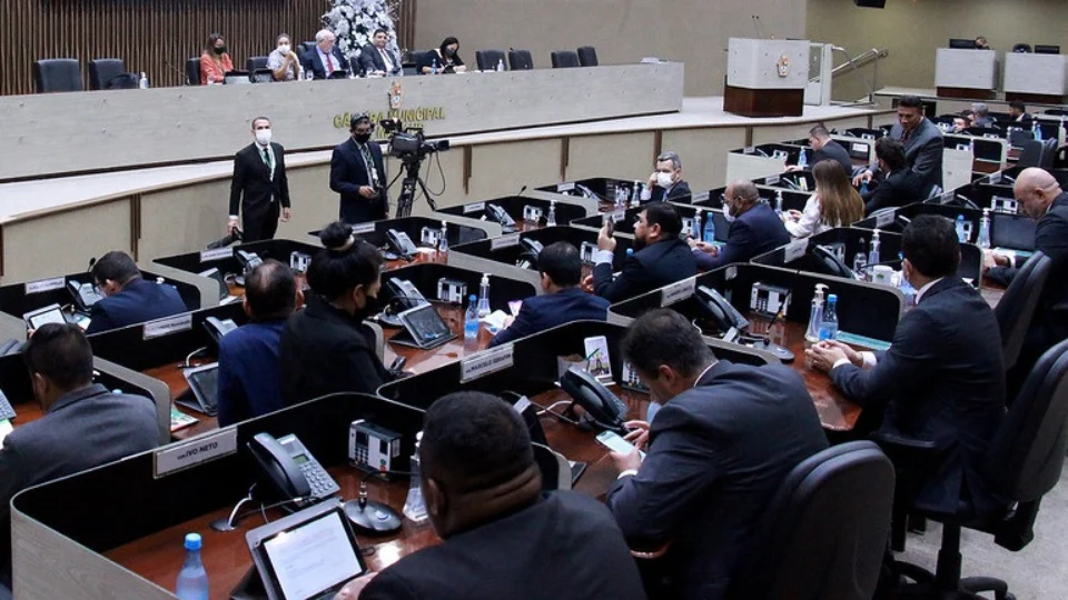 Cobrança de 100% da taxa de esgoto domina grande expediente na Câmara de Manaus