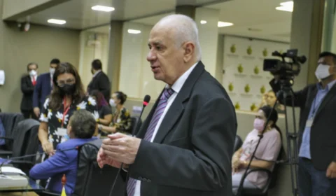 Dos 62 municípios do AM, somente seis divulgaram pagamento de abono a professores, diz Serafim