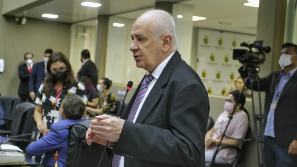 Dos 62 municípios do AM, somente seis divulgaram pagamento de abono a professores, diz Serafim