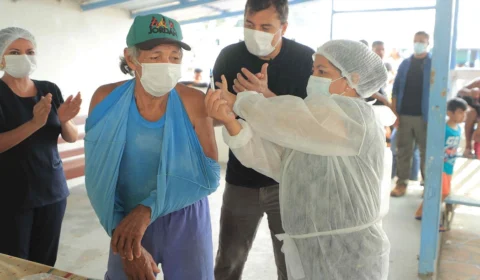 Wilson Lima participa de ação de busca ativa de pessoas que estão com vacina contra a Covid-19 atrasada