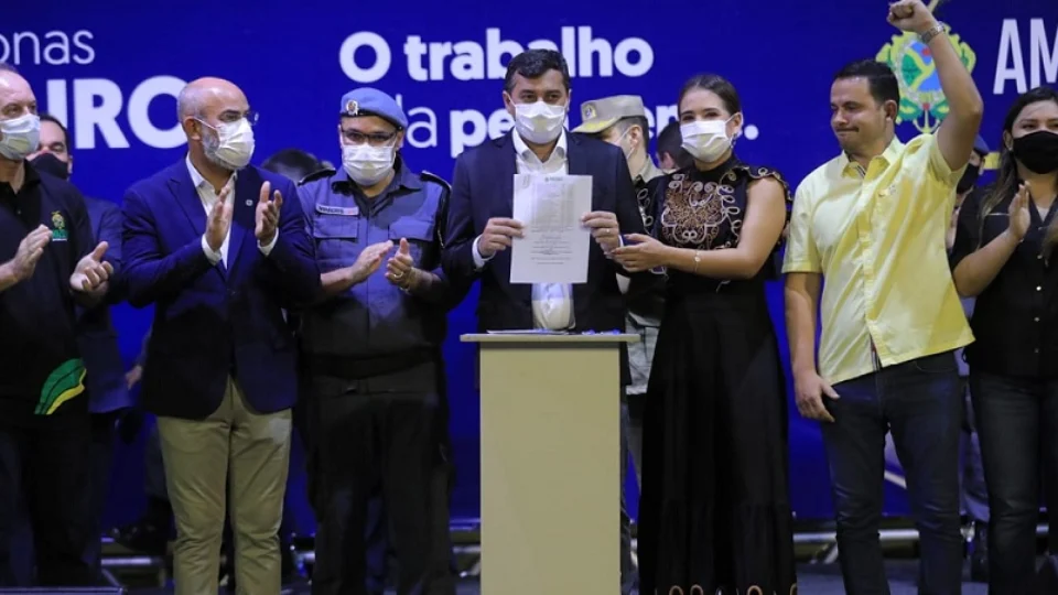 Wilson Lima promove 1,9 mil policiais e bombeiros e entrega veículos e equipamentos à Segurança Pública