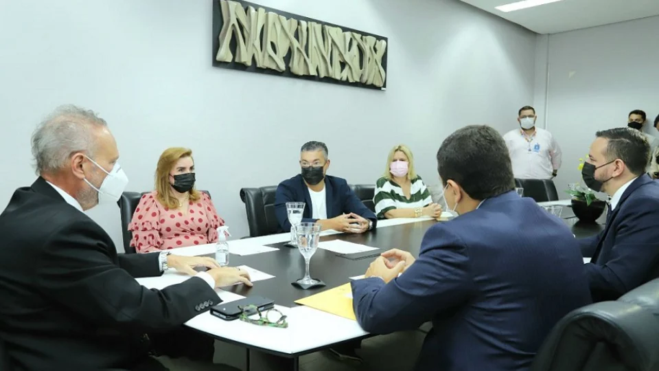 ​TCE-AM assina acordo de cooperação com órgão de educação da Prefeitura de Manaus