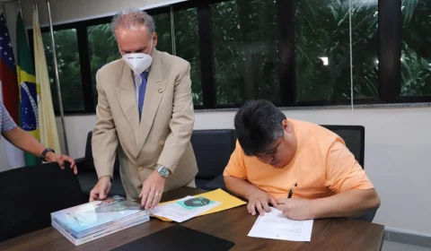 David Reis recebe parecer do julgamento do TCE das contas do ex-prefeito Arthur Neto