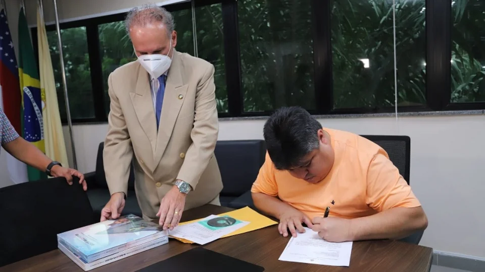 David Reis recebe parecer do julgamento do TCE das contas do ex-prefeito Arthur Neto