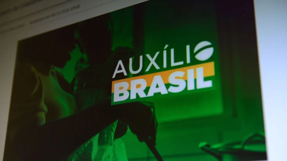 Lei que cria o Auxílio Brasil é publicada no Diário Oficial da União