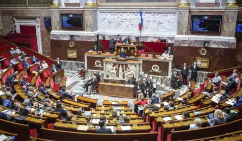 Parlamento francês aprova lei de passaporte vacinal do governo