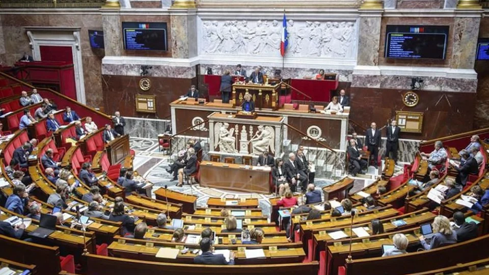Parlamento francês aprova lei de passaporte vacinal do governo