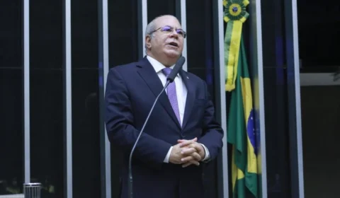 Proposta altera piso salarial de professores a pedido de prefeitos