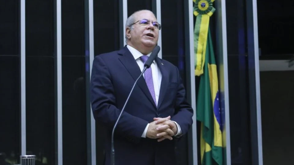 Proposta altera piso salarial de professores a pedido de prefeitos