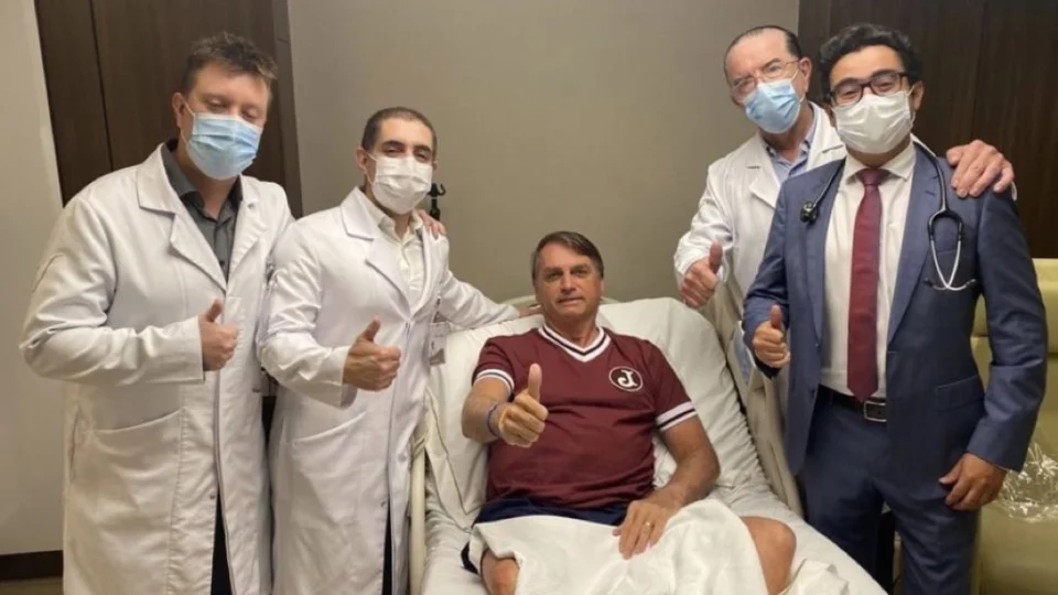 Bolsonaro recebe alta hospitalar após ser internado, em São Paulo