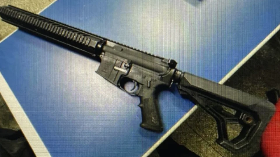 Fuzil usado por criminosos para atacar carro da polícia pode ter saido do TJAM