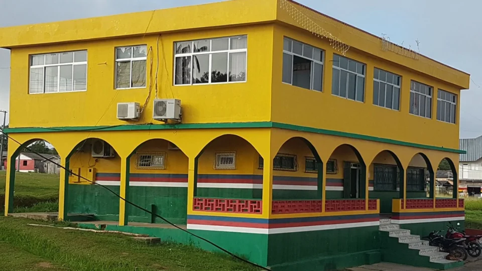 Prefeitura de Alvarães contrata empresa R$ por 4,1 milhões para construção de centro esportivo e pavimentação em comunidade