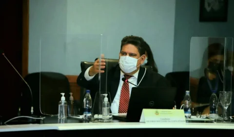 Conselheiro do TCE-AM suspende pregão eletrônico para fornecimento de vestuário da Prefeitura de Manaus