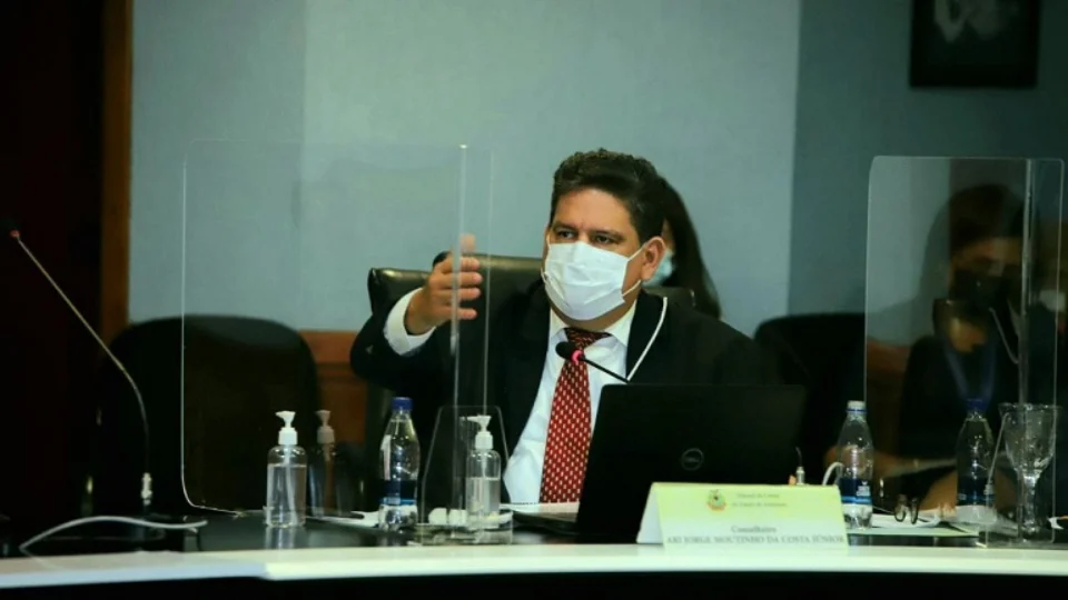 Conselheiro do TCE-AM suspende pregão eletrônico para fornecimento de vestuário da Prefeitura de Manaus