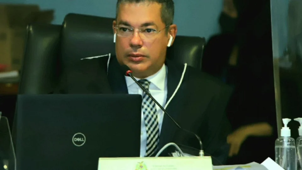 Conselheiro do TCE-AM suspende contratações temporárias pela Secretaria de Saúde