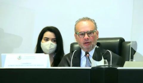 Conselheiro do TCE-AM suspende aluguel de ônibus escolar pela Semed