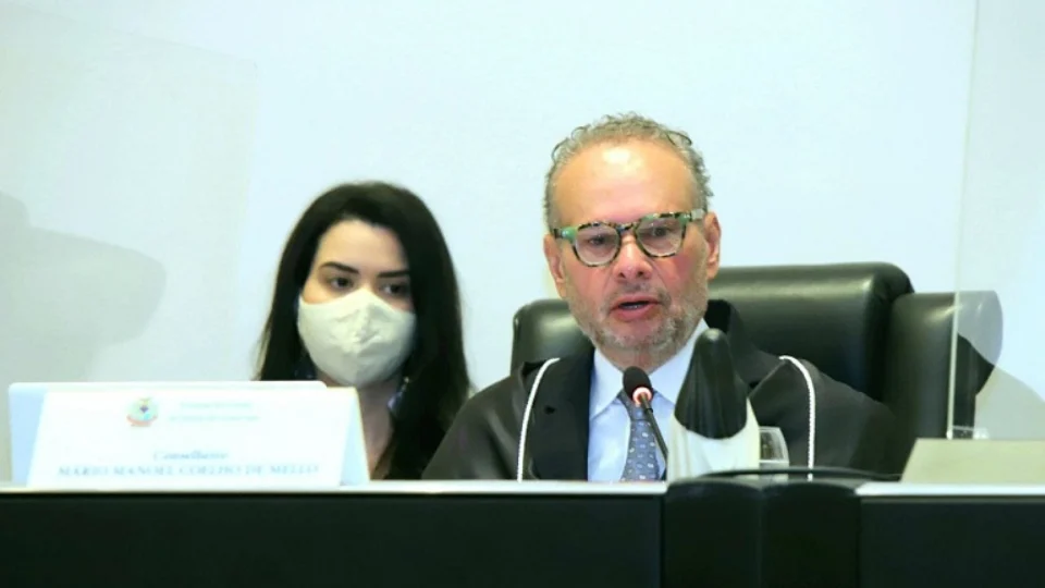 Conselheiro do TCE-AM suspende aluguel de ônibus escolar pela Semed