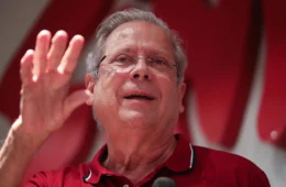 José Dirceu deixa UTI de hospital de luxo em Brasília