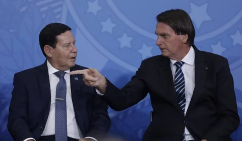 Bolsonaro desautoriza Mourão sobre invasão da Ucrânia e não condena ataques da Rússia