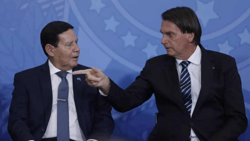 Bolsonaro desautoriza Mourão sobre invasão da Ucrânia e não condena ataques da Rússia