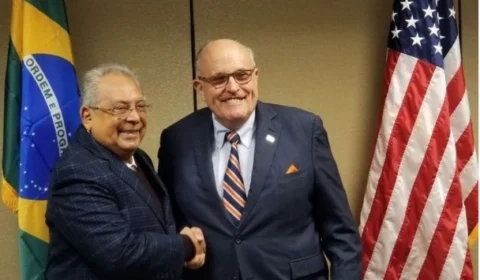 Amazonino Mendes publica foto ao lado de Rudolph Giuliani, alvo de investigação do FBI