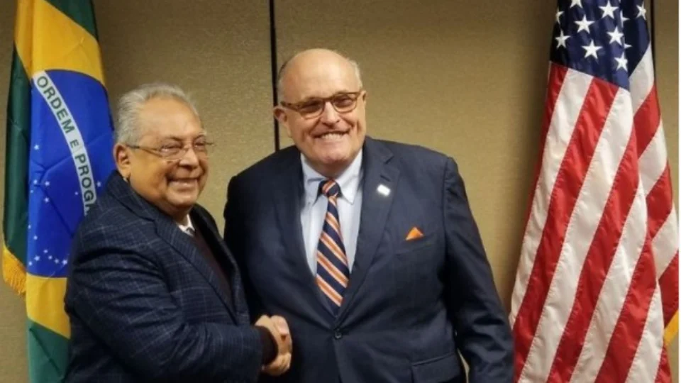 Amazonino Mendes publica foto ao lado de Rudolph Giuliani, alvo de investigação do FBI