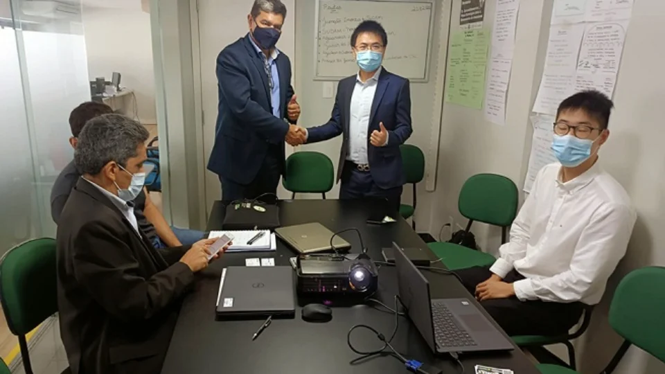 Multinacional chinesa sinaliza investimento para o Amazonas na produção de inversor de energia solar