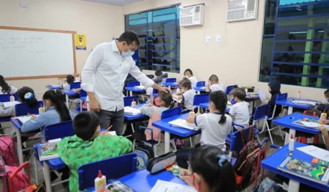 Wilson Lima acompanha início do ano letivo 100% presencial da rede estadual de ensino