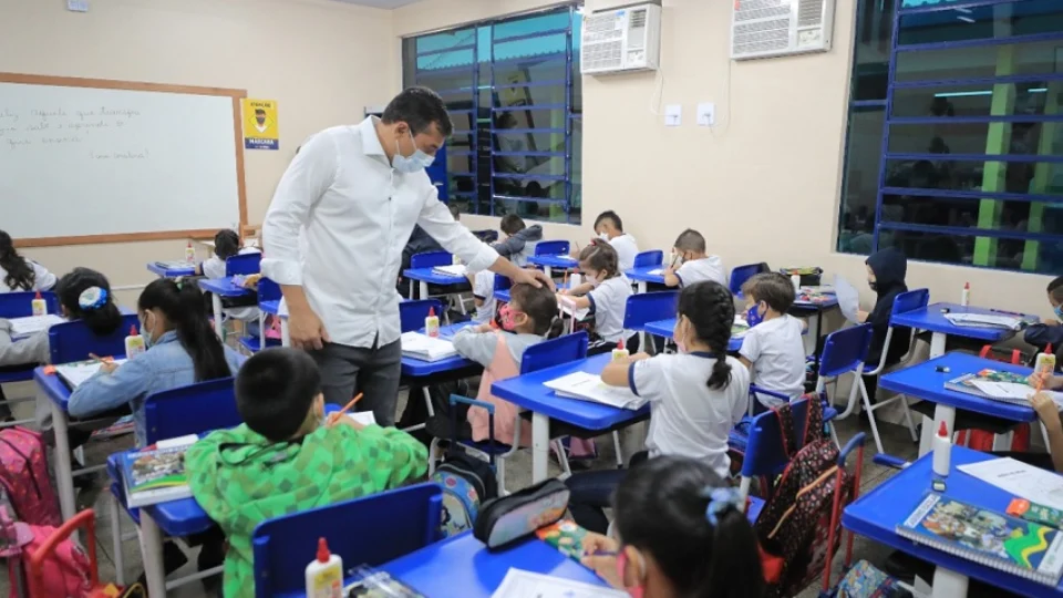 Wilson Lima acompanha início do ano letivo 100% presencial da rede estadual de ensino