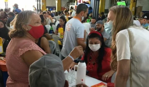 Em Manaus, ex-senadora Vanessa Grazziotin aparece testando popularidade em feira