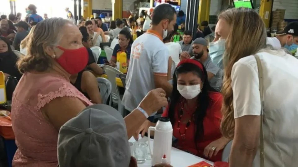 Em Manaus, ex-senadora Vanessa Grazziotin aparece testando popularidade em feira