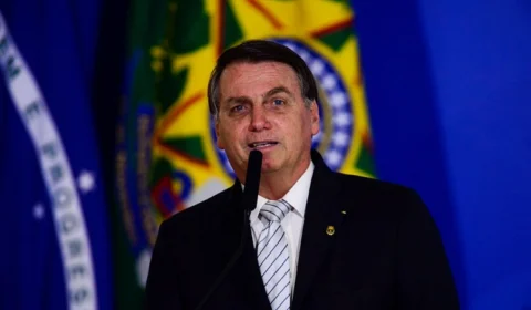 Durante solenidade, Bolsonaro substitui ministros e fala sobre o Regime Militar