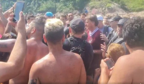 Bolsonaro passeia de moto aquática e gera aglomeração de banhistas em praia