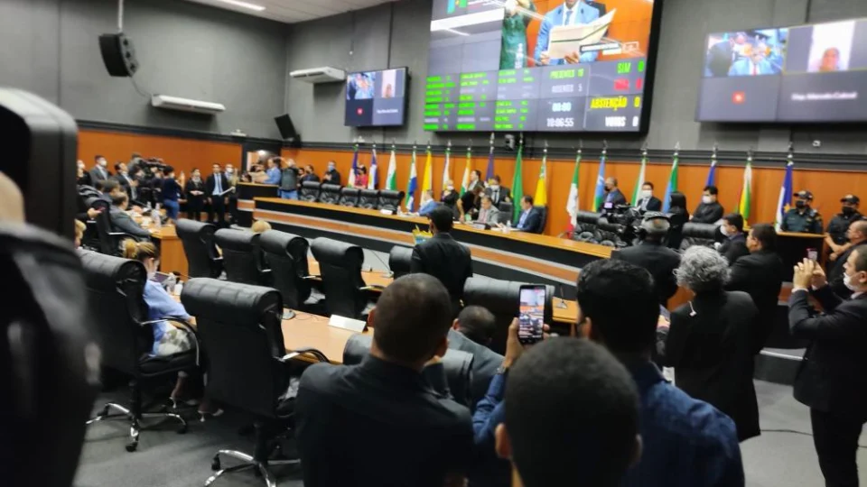 Jalser Renier tem mandato cassado em sessão extraordinária