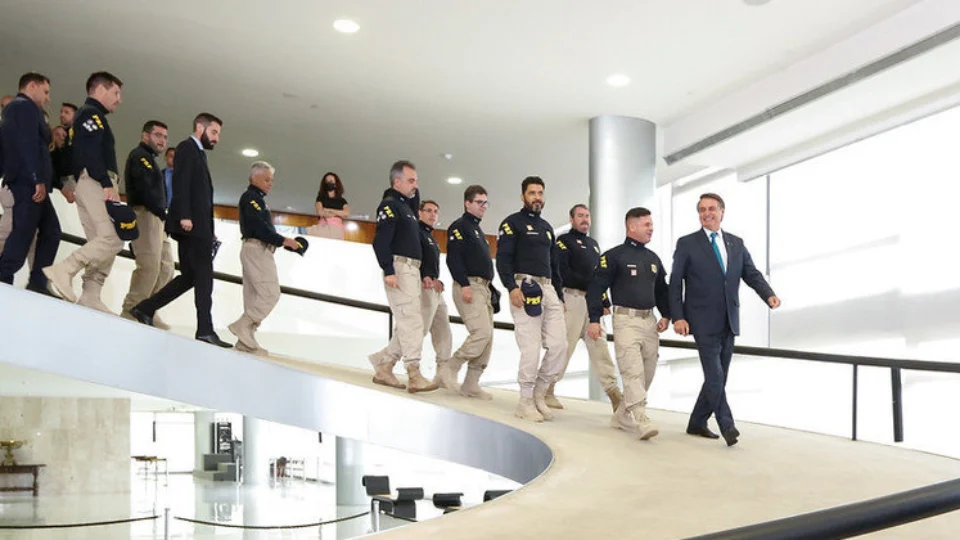 Apesar do discurso de Bolsonaro, forças de segurança se vacinam contra a Covid-19