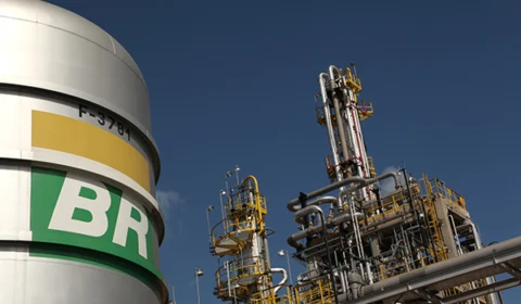 Petróleo sobe e Senado Federal volta a debater projetos de lei sobre combustíveis