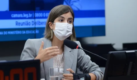 Projeto de Tabata Amaral prevê impeachment para presidente que usar o poder para impedir a execução da lei eleitoral