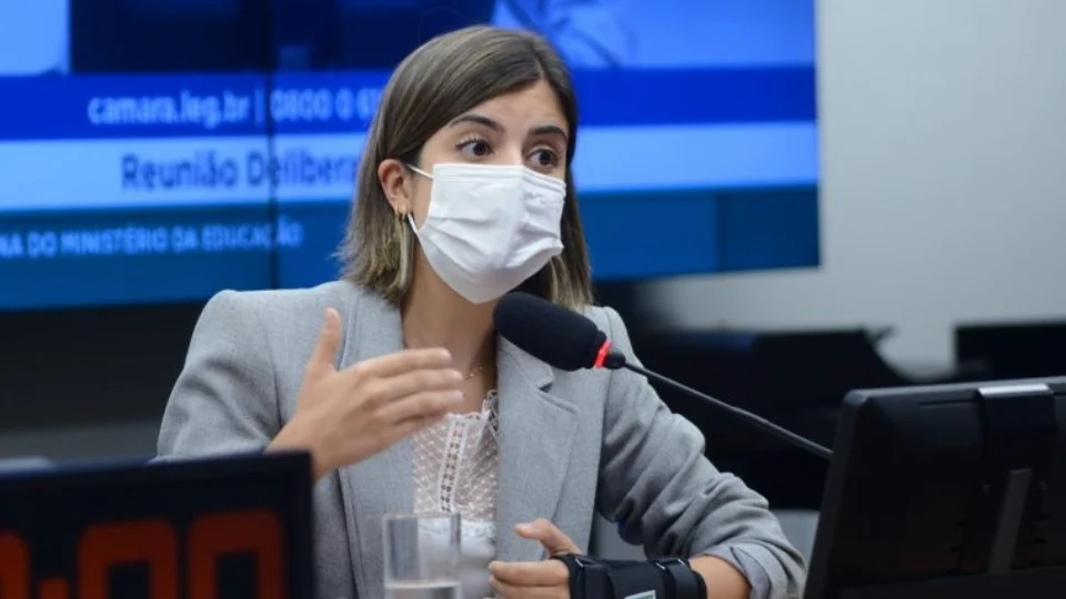 Projeto de Tabata Amaral prevê impeachment para presidente que usar o poder para impedir a execução da lei eleitoral