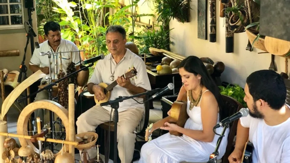 Governo do Amazonas leva oficina de bioinstrumentos musicais para Novo Airão