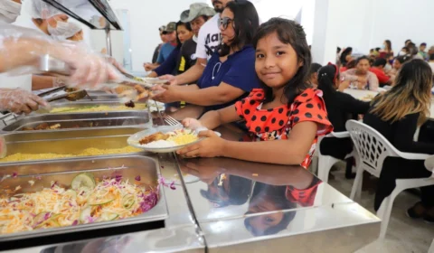 Em Barreirinha, Wilson Lima inaugura quinto restaurante popular no interior do estado