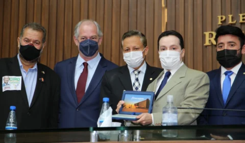 Ciro Gomes recebe o título de Cidadão Amazonense e diz se comprometer com o Estado