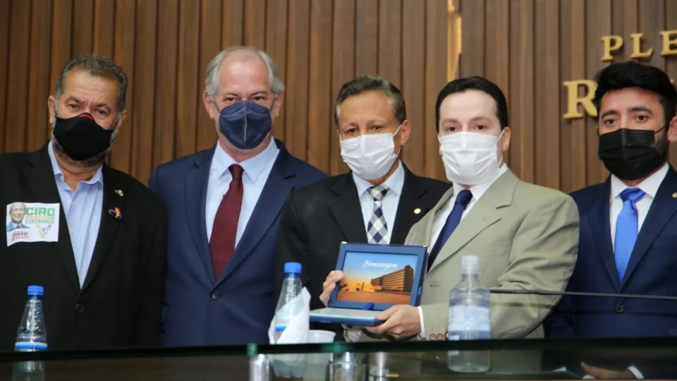 Ciro Gomes recebe o título de Cidadão Amazonense e diz se comprometer com o Estado